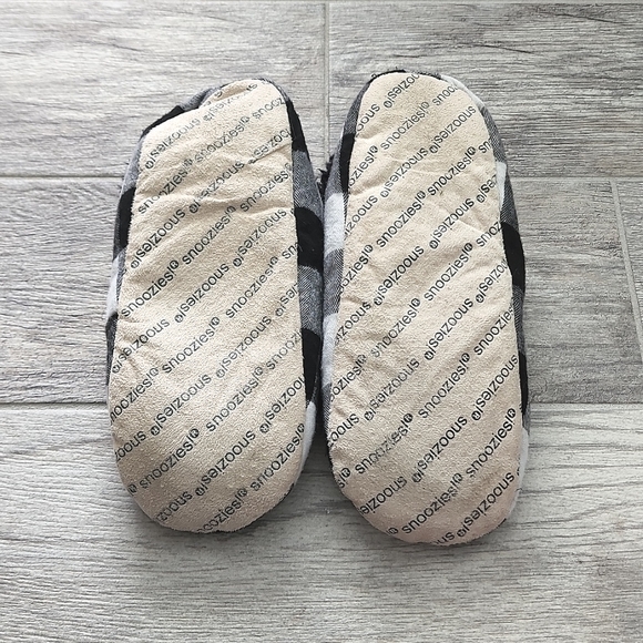 Snoozies! Slippers checker board pattern - Picture 4 of 4